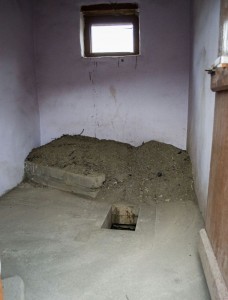 Traditional dry compost toilet ( water less))